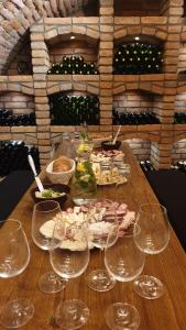 un tavolo con bicchieri da vino e cibo sopra di Ubytování BOBULKA Bulhary a Bulhary