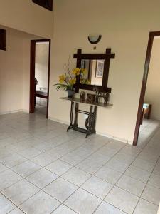 a room with a mirror and a tile floor at Ótima Casa em Guaramiranga in Guaramiranga