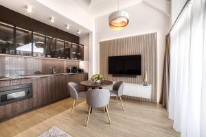 a kitchen and dining room with a table and chairs at Apartment Tiliana in Tatranská Lomnica
