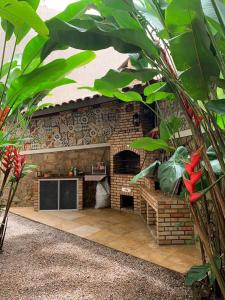 a brick fireplace in the middle of a patio at Ótima Casa em Guaramiranga in Guaramiranga