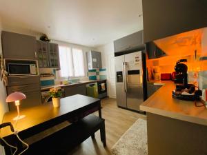 cocina con electrodomésticos de acero inoxidable y mesa en Champs Elysées, en París