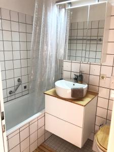ein Bad mit einem Waschbecken, einer Dusche und einem WC in der Unterkunft Zu Hause am See - Pool, Sauna, Fitnessraum in Schluchsee