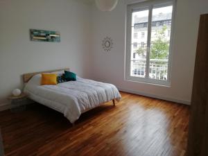 A bed or beds in a room at Appartement 1-6 pers situé entre les ponts