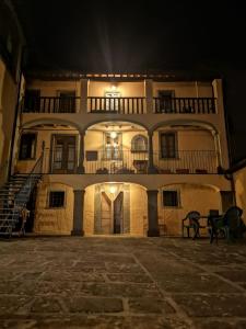 ein großes Gebäude mit einer Treppe und einem Balkon in der Unterkunft Casa Gellera in Corfino