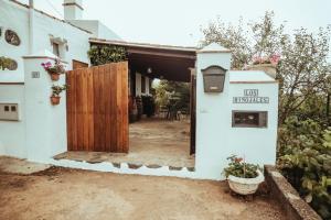 una casa con una puerta de madera y un cartel que lee Navidad perdida en Villa Los Hinojales, en Los Silos