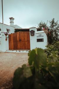 una casa blanca con una puerta de madera delante de ella en Villa Los Hinojales en Los Silos