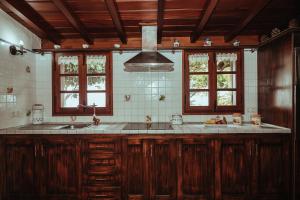 Una cocina con fregadero y dos ventanas. en Villa Los Hinojales, en Los Silos 45 fotos más