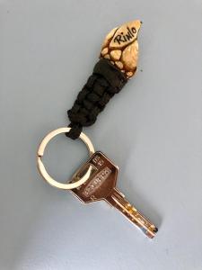 Eine Schlüsselkette mit einem Keks drauf in der Unterkunft Apartamentos Turísticos Casa Dina in Rinlo