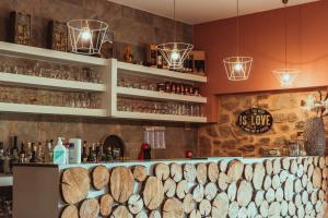 un bar con troncos y luces de madera en Quinta Ponte da Capinha, en Capinha 16 fotos más