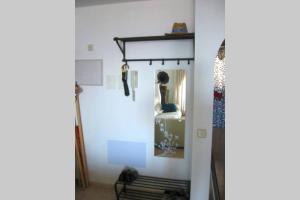 Zimmer mit einem Spiegel an der Wand in der Unterkunft Casa Rosita in Agaete