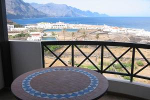 einen Balkon mit einem Tisch und Meerblick in der Unterkunft Casa Rosita in Agaete
