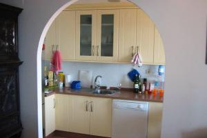 eine Küche mit einem Waschbecken und einem Torbogen in einem Zimmer in der Unterkunft Casa Rosita in Agaete