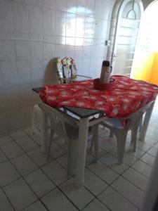 una mesa con un mantel rojo encima en Santo Ivo, en Aparecida