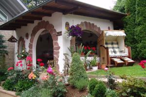een tuin met een huis met bloemen en planten bij An den Kleeäckern 4 Haus mit Herz in Ramberg