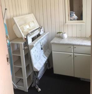 a bathroom with a sink and a mirror at Lejlighed ved Kongeåen in Ribe