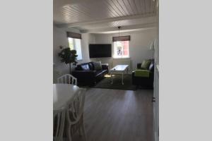 a living room with a couch and a table at Lejlighed ved Kongeåen in Ribe