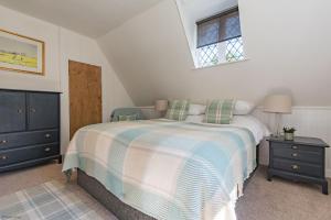 1 dormitorio con cama y ventana en Keepers Cottage en Canterbury