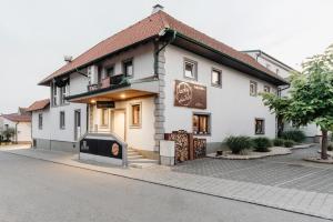 The building in which the homestay is located Még 21 kép