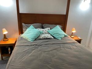 Een bed of bedden in een kamer bij Evie Cottage
