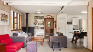 ein Wohnzimmer mit 2 Sofas und einem Tisch in der Unterkunft Tongariro Adventures The Lodge in Kuratau
