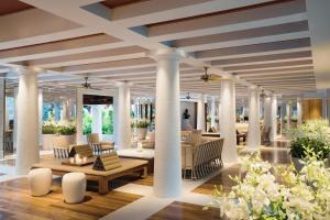 eine Darstellung der Lobby eines Resorts mit Säulen in der Unterkunft Chiva-Som International Health Resorts in Hua Hin