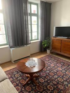 a living room with a coffee table and a tv at Altstadt Ferienwohnung in Wismar