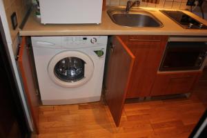 a kitchen with a washing machine and a sink at Apartments On Centralny Rynok in Kaliningrad