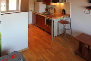 una pequeña cocina con fregadero y encimera en Apartments On Centralny Rynok, en Kaliningrado