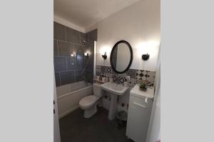 A bathroom at Studio Charmant avec vue magnifique!