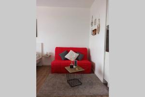 A seating area at Studio Charmant avec vue magnifique!
