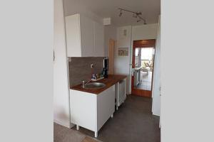 A kitchen or kitchenette at Studio Charmant avec vue magnifique!