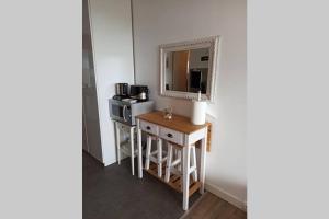 A kitchen or kitchenette at Studio Charmant avec vue magnifique!