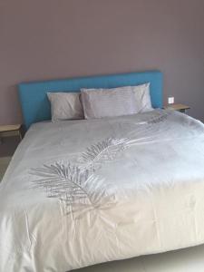 Postel nebo postele na pokoji v ubytování Marina Heights Service Apartment