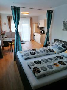 Tempat tidur dalam kamar di Bergperle Apartments & Mountain Sport