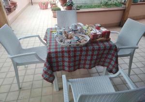 una mesa con sillas y una mesa con comida. en Bed and Breakfast La Campanula en Vittorito