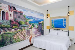 1 dormitorio con una pintura en la pared en Dong Men Hotel, en Taipéi