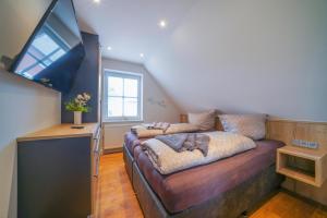 Llit o llits en una habitació de Südstrandhus Urlaub mit Hund Wohnung 4 oben