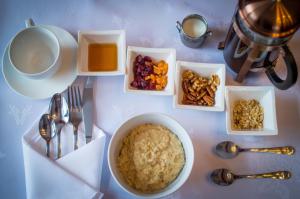 uma mesa com uma tigela de aveia e uma chávena de café em Aden House Bed And Breakfast em Mintlaw