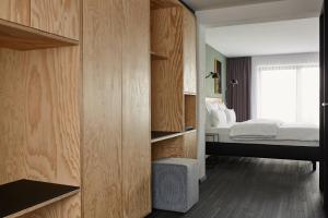 een kamer met een bed en een slaapkamer met een bed. bij Winterfeld Guest House Bodenmais in Bodenmais
