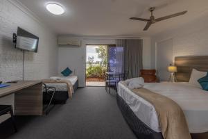 Ліжко або ліжка в номері Bribie Waterways Motel