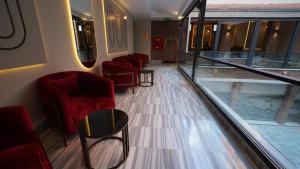 A seating area at Grand Sirkeci Hotel