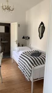 Postel nebo postele na pokoji v ubytování Das Kleine Hotel Schleiblick