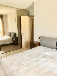 Łóżko lub łóżka w pokoju w obiekcie Appartamento mare Marche