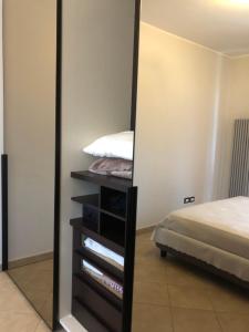 una camera da letto con specchio accanto a un letto di Appartamento mare Marche a Pedaso