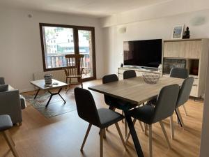 a living room with a wooden table and chairs at Dúplex a la Massana a 25 metres del telecabina de pal 612 in La Massana