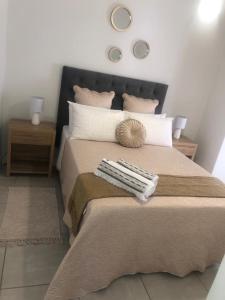 een slaapkamer met een groot bed en 2 nachtkastjes bij The Blyde Crystal Lagoon Riverwalk Estate in Pretoria