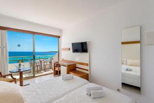 Habitación blanca con vistas al océano en Hotel Biniamar, en Cala Millor