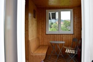 een kleine kamer met een tafel en een raam bij Gîte 60M2 in Xonrupt-Longemer