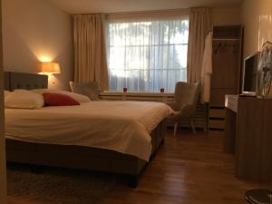 เตียงในห้องที่ Bed and Breakfast De Haen - Privé-appartementen van 43 of 60 m2 met tweepersoons bubbelbad - Finse sauna - in westvleugel van luxe villa
