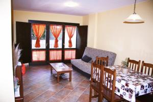 a living room with a table and a couch at Apartamentos La Catedral in Roda de Isábena